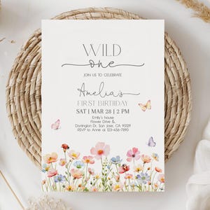 Wild One Geburtstagseinladung Wildblume 1. Geburtstagsfeier einladen Frühlingsblumen rosa lila Blumen Wildblume Schmetterling EDITIERBARE AT69P
