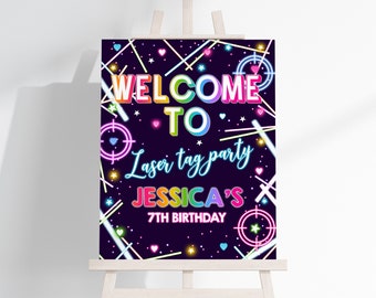 Puede incluir: Señal de bienvenida de neón con fondo negro y letras arcoíris que dicen "Bienvenido a la fiesta de laser tag de Jessica por su 7º cumpleaños". La señal está decorada con estrellas, corazones y rayos láser.
