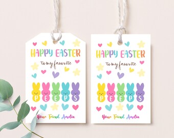 Könnte beinhalten: Zwei weiße Geschenkanhänger mit einem pastellfarbenen Regenbogen-Farbschema. Die Anhänger zeigen den Text "Frohe Ostern" und "An meinen Liebling" mit einer Reihe von pastellfarbenen Peeps-Marshmallow-Hasen. Am unteren Rand des Anhängers steht "Dein Freund, Amelia".
