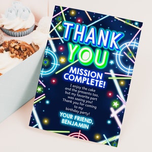 Tarjeta de agradecimiento con laser tag para fiesta de cumpleaños de niño gamer, nota de agradecimiento, etiqueta infantil, fiesta, neón, arcoíris azul, juego arcade imprimible BT63B