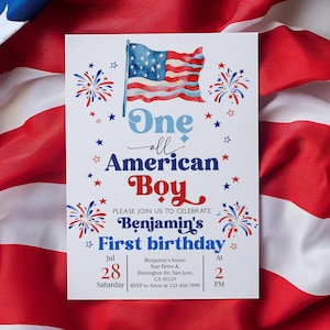 Op de afbeelding: Een witte uitnodigingskaart met patriottische designelementen. Het toont een aquarel Amerikaanse vlag, vuurwerk en sterren. De tekst luidt "One all American Boy" en kondigt Benjamins eerste verjaardag op 28 juli aan.