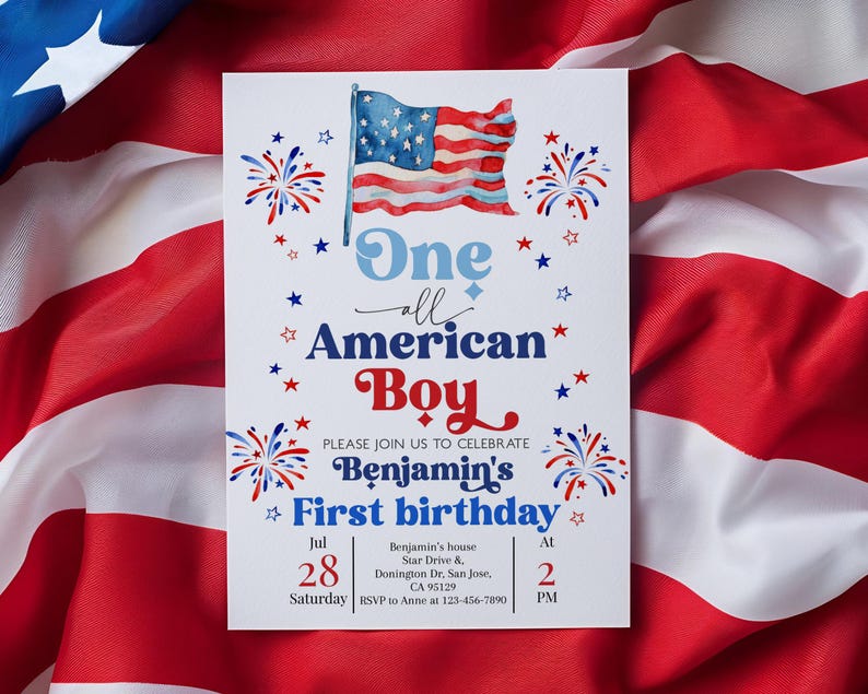 Op de afbeelding: Een witte uitnodigingskaart met patriottische designelementen. Het toont een aquarel Amerikaanse vlag, vuurwerk en sterren. De tekst luidt "One all American Boy" en kondigt Benjamins eerste verjaardag op 28 juli aan.