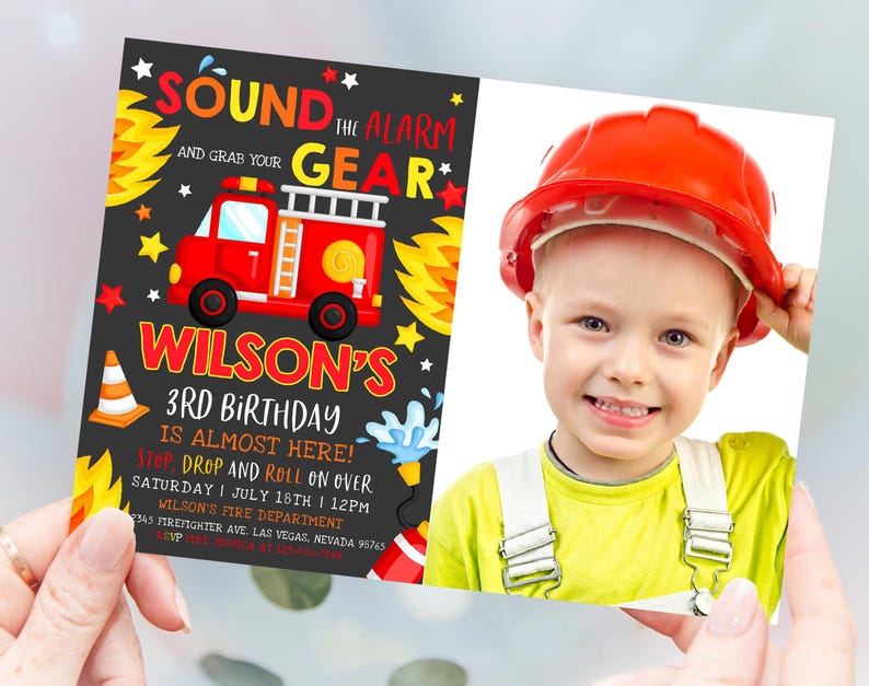 Op de afbeelding: Een rode brandweerwagen met gele vlammen en een zwarte krijtbordachtergrond. De tekst op het krijtbord zegt "Sound the Alarm and Grab Your Gear" en "Wilson's 3rd Birthday is Almost Here! Stop Drop and Roll on Over Saturday | July 18th | 12PM Wilson's Fire Department 345 Firefighter Ave Las Vegas, Nevada 96765 RSVP". Een foto van een kind met een rode helm en een geel shirt is aan de rechterkant van de uitnodiging.