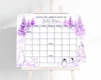 Op de afbeelding: Een witte ezel toont een babyshowerkalender met een winterthema. Het kalenderraster is omgeven door aquarel illustraties van paarse bomen, ijsberen, pinguïns en sneeuwvlokken. De tekst luidt "Raad de aankomstdatum van Baby Brown."