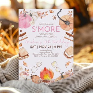 Puede incluir: Una tarjeta de invitaci&oacute;n de cumplea&ntilde;os rectangular con ilustraciones en acuarela de calabazas rosas y naranjas, s'mores y una fogata. El texto dice: EVERYTHING IS S'MORE FUN WITH YOU! JOIN US TO CELEBRATE Amelia's 10th Birthday SAT | NOV 28 | 2 PM.