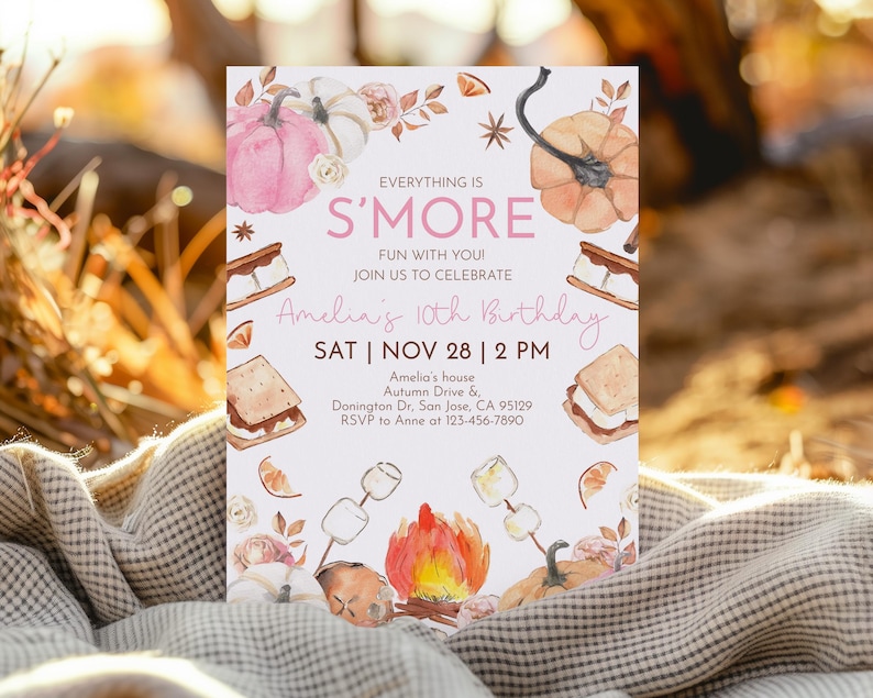 Puede incluir: Una tarjeta de invitaci&oacute;n de cumplea&ntilde;os rectangular con ilustraciones en acuarela de calabazas rosas y naranjas, s'mores y una fogata. El texto dice: EVERYTHING IS S'MORE FUN WITH YOU! JOIN US TO CELEBRATE Amelia's 10th Birthday SAT | NOV 28 | 2 PM.