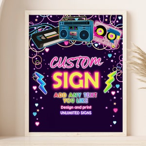 Könnte beinhalten: Ein druckbares Schild im Neon-Stil der 80er Jahre. Das Schild zeigt einen Ghettoblaster, Kassetten und den Text "CUSTOM SIGN ADD ANY TEXT YOU LIKE Design and print UNLIMITED SIGNS".
