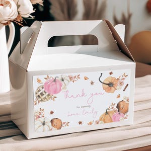 Può includere: Una scatola bianca a capanna con manico, con un'etichetta con zucche ad acquerello e la scritta "Thank you for coming Love Emily." Le zucche sono rosa, arancioni e bianche, con foglie autunnali. Perfetta per bomboniere o regali.