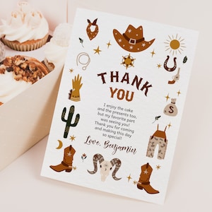 Puede incluir: Una tarjeta de agradecimiento con temática de vaquero. La tarjeta presenta un sombrero de vaquero marrón, un cactus, una herradura, un par de botas de vaquero y una bolsa de dinero. El texto de la tarjeta dice "Gracias" y "Disfruté el pastel y los regalos también, pero mi parte favorita fue verte! ¡Gracias por venir y hacer que este día sea tan especial! Con cariño, Benjamin."