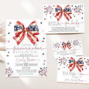 Puede incluir: Juego de invitaciones para baby shower con tem&aacute;tica patri&oacute;tica. La invitaci&oacute;n presenta un lazo con rayas rojas y blancas y estrellas azules, junto con el texto "A little firecracker is on the way". Incluye una solicitud de libro, rifa de pa&ntilde;ales y tarjeta de agradecimiento.