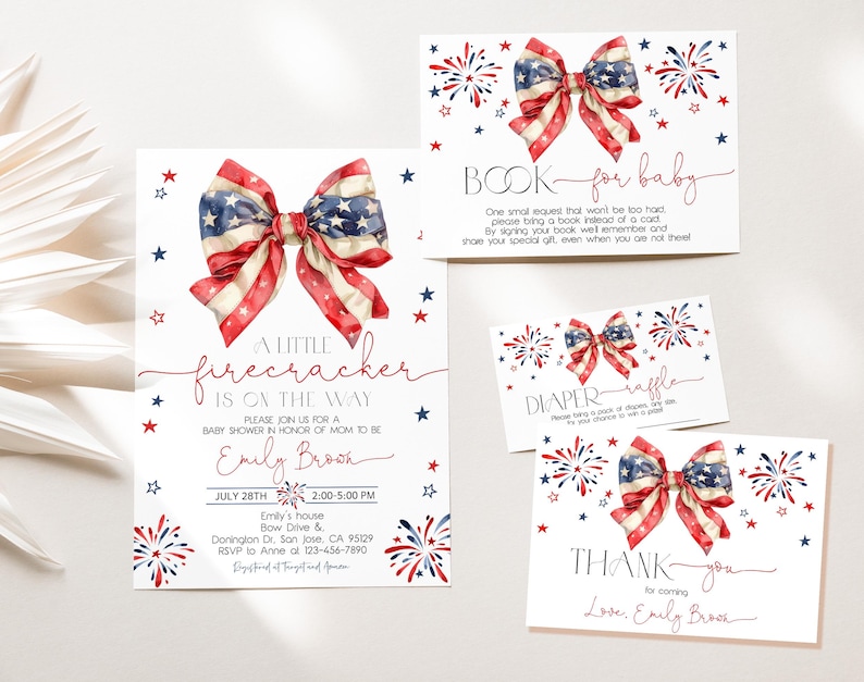 Puede incluir: Juego de invitaciones para baby shower con tem&aacute;tica patri&oacute;tica. La invitaci&oacute;n presenta un lazo con rayas rojas y blancas y estrellas azules, junto con el texto "A little firecracker is on the way". Incluye una solicitud de libro, rifa de pa&ntilde;ales y tarjeta de agradecimiento.