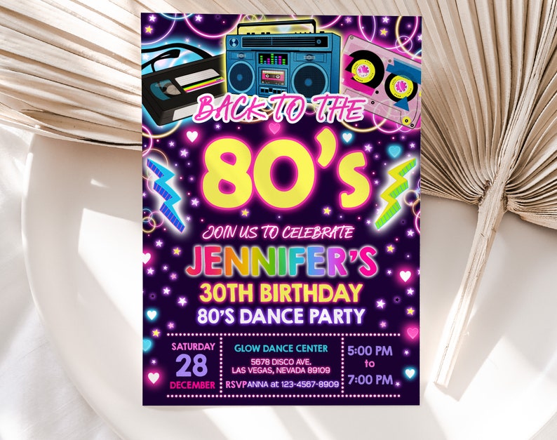 Pode incluir: Um convite rosa e azul neon para uma festa de anivers&aacute;rio de 30 anos com o texto "De volta aos anos 80" e "30&ordm; anivers&aacute;rio de Jennifer, festa de dan&ccedil;a dos anos 80". O convite apresenta um toca-fitas retro, fitas cassete e raios.