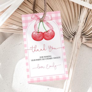 Etichette per bomboniere di compleanno con ciliegie Ciliegia in cima Etichetta regalo per baby shower per bambine Coquette Fiocco rosso rosa Ciliegie Etichette di ringraziamento Dolce stampabile BS95P AT34P