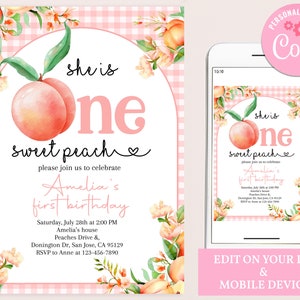 Op de afbeelding: Een roze en witte ruitjesachtergrond met perzikillustraties en bloemmotieven. De tekst "She is One Sweet Peach" is in roze en zwart geschreven. De tekst "Please join us to celebrate Amelia's first birthday" is in zwart geschreven. De tekst "Saturday, July 28th at 2:00 PM Amelia's house Peaches Drive & Donington Dr, San Jose, CA 95129 RSVP to Anne at 123-456-7890" is in zwart geschreven. Dit is een afdrukbare uitnodiging voor een eerste verjaardagsfeest.