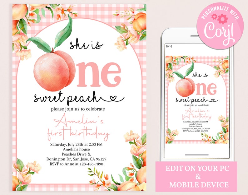 Op de afbeelding: Een roze en witte ruitjesachtergrond met perzikillustraties en bloemmotieven. De tekst "She is One Sweet Peach" is in roze en zwart geschreven. De tekst "Please join us to celebrate Amelia's first birthday" is in zwart geschreven. De tekst "Saturday, July 28th at 2:00 PM Amelia's house Peaches Drive & Donington Dr, San Jose, CA 95129 RSVP to Anne at 123-456-7890" is in zwart geschreven. Dit is een afdrukbare uitnodiging voor een eerste verjaardagsfeest.