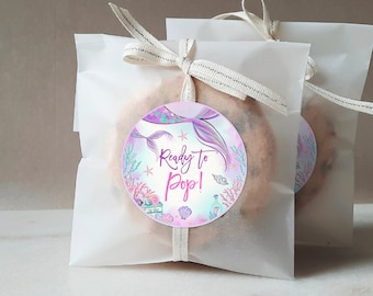 Sjöjungfru babyshower-etikett redo att poppa under havet flicka könsneutral festgåva prinsessa magisk lila teal guld svans utskrivbar BS37V