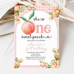 Op de afbeelding: Roze en witte gingham achtergrond met een perzikillustratie en de tekst "she is one sweet peach" en een hartje. De tekst "please join us to celebrate Amelia's first birthday" staat onder de perzik. De uitnodiging bevat de datum, tijd, locatie en RSVP-informatie.