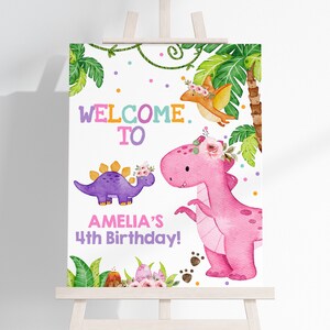 Dinosauriefödelsedagsvälkomstskylt Flicka 1-årsdagsdekor Dinosauriefestaffisch Djungeldjur Vilda Stomp Chomp Roar Rawr Verandaskylt REDIGERINGSBAR BT16P