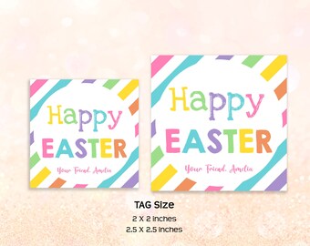 Könnte beinhalten: Zwei druckbare Geschenkanhänger mit einem bunten gestreiften Hintergrund und einem weißen Kreis in der Mitte. Der Text "Frohe Ostern" ist in Regenbogenfarben in den Kreis geschrieben. Der kleinere Anhänger ist 2 x 2 Zoll groß und der größere 2,5 x 2,5 Zoll.