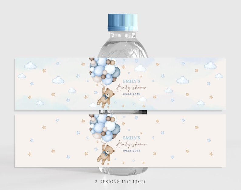 Może przedstawiać: Dwa wzory etykiet na butelkę wody na baby shower. Etykieta przedstawia brązowego pluszowego misia trzymającego niebieskie i brązowe balony, na jasnoniebieskim i beżowym tle akwarelowym. Tekst na etykiecie brzmi "Emily's Baby Shower 09.28.2018".