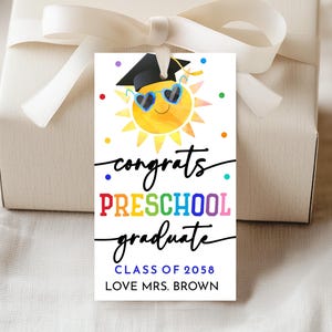 Voorschoolse afstuderen cadeaulabel gefeliciteerd voorschoolse afgestudeerde gunst Tags einde schooljaar zomerzon zonnebril Grad leraar afdrukbare GD01B