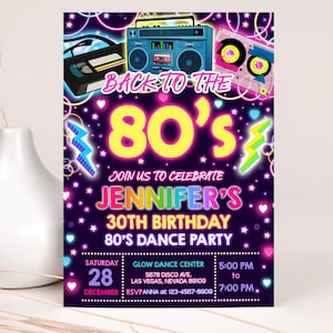 Pode incluir: Um convite rosa e azul neon para uma festa de anivers&aacute;rio de 30 anos com o texto "De volta aos anos 80" e "Jennifer's 30th Birthday 80's Dance Party". O convite apresenta uma fita cassete, um toca-fitas e um gr&aacute;fico de raio.