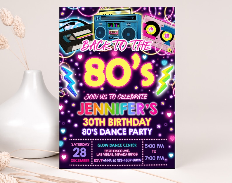 Pode incluir: Um convite rosa e azul neon para uma festa de anivers&aacute;rio de 30 anos com o texto "De volta aos anos 80" e "Jennifer's 30th Birthday 80's Dance Party". O convite apresenta uma fita cassete, um toca-fitas e um gr&aacute;fico de raio.
