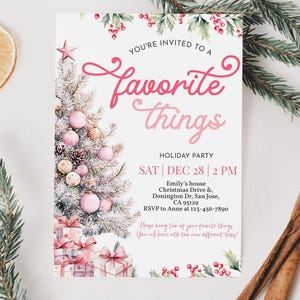 Pu&ograve; includere: Invito a una festa natalizia con un albero di Natale ad acquerello decorato con ornamenti e regali rosa. L'invito recita "You're invited to a Favorite Things Holiday Party" con i dettagli dell'evento.