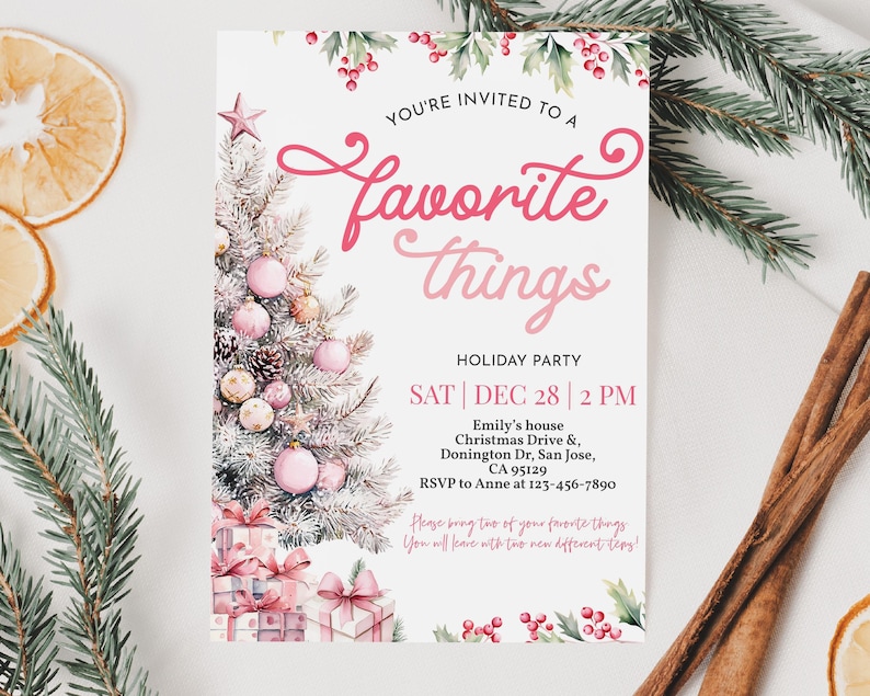 Pu&ograve; includere: Invito a una festa natalizia con un albero di Natale ad acquerello decorato con ornamenti e regali rosa. L'invito recita "You're invited to a Favorite Things Holiday Party" con i dettagli dell'evento.