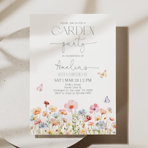 以下が含まれることがあります： 18歳の誕生日パーティーの招待状。招待状には「GARDEN party」と「Amelia's 18TH BIRTHDAY」の文字が記載されています。デザインには水彩画の花、蝶、イベントの詳細が含まれています。招待状は白い背景にあります。