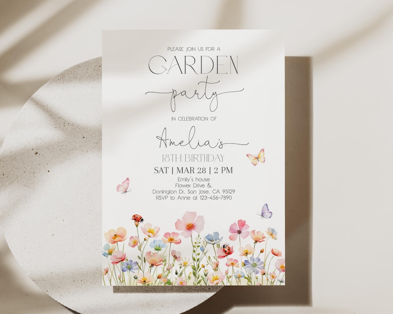 以下が含まれることがあります： 18歳の誕生日パーティーの招待状。招待状には「GARDEN party」と「Amelia's 18TH BIRTHDAY」の文字が記載されています。デザインには水彩画の花、蝶、イベントの詳細が含まれています。招待状は白い背景にあります。
