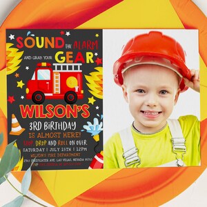 Op de afbeelding: Een rode brandweerwagen met een zwarte krijtbordachtergrond. Het krijtbord heeft de tekst "Sound the Alarm and Grab Your Gear" en "Wilson's 3rd Birthday is Almost Here! Stop, Drop and Roll on Over Saturday | July 18th | 12pm Wilson's Fire Department 2345 Firefighter Ave Las Vegas, Nevada 96765". Een foto van een kind met een rode helm bevindt zich in de rechterbovenhoek van de afbeelding.