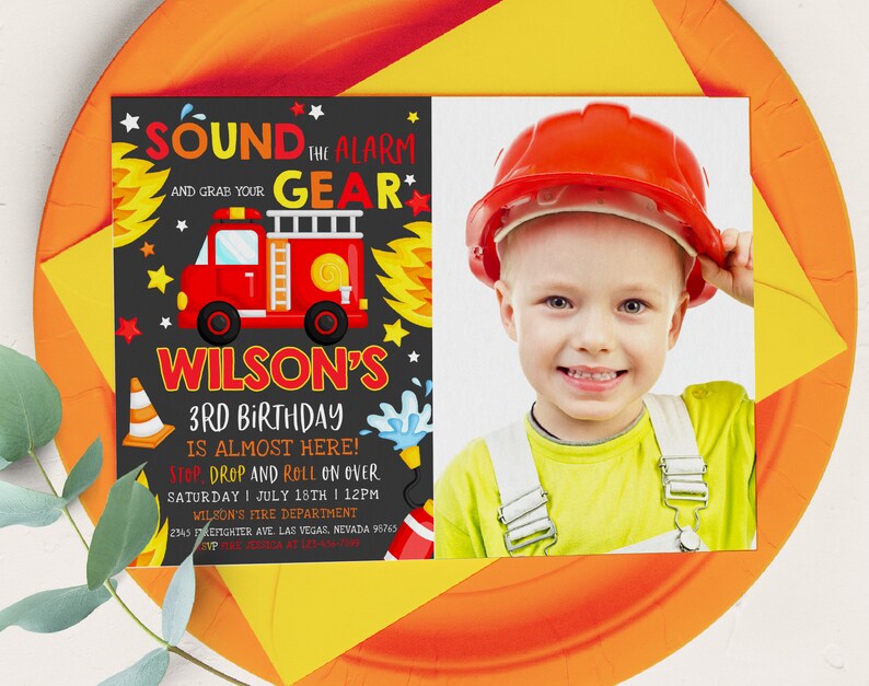 Op de afbeelding: Een rode brandweerwagen met een zwarte krijtbordachtergrond. Het krijtbord heeft de tekst "Sound the Alarm and Grab Your Gear" en "Wilson's 3rd Birthday is Almost Here! Stop, Drop and Roll on Over Saturday | July 18th | 12pm Wilson's Fire Department 2345 Firefighter Ave Las Vegas, Nevada 96765". Een foto van een kind met een rode helm bevindt zich in de rechterbovenhoek van de afbeelding.