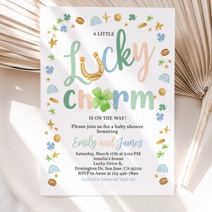 St. Patricks Day Babyparty-Einladung Ein kleines Kleeblatt ist auf dem Weg Glücksbringer einladen Grün Gold vierblättriges Kleeblatt Regenbogen EDITIERBARE BS49B