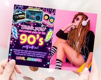 Könnte beinhalten: Eine Dankeskarte im 90er-Jahre-Stil. Die Karte zeigt ein neonpinkes und gelbes Design mit einem Ghettoblaster, Kassetten und Blitzen. Der Text auf der Karte lautet "Danke! Für die Rückkehr in die 90er zum Feiern mit mir!" und "Liebe, Jennifer".