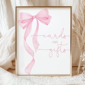 Tarjetas y obsequios con lazo rosa Letrero Coquette para primer cumpleaños Póster elegante con lazo rosa pastel suave Decoración para baby shower de niña Imprimible AS20P AT63P