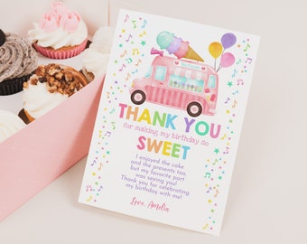 Può includere: Un furgoncino per gelati rosa e bianco con un arcobaleno di note musicali e stelle. Il testo dice "Grazie per aver reso il mio compleanno così dolce. Mi sono goduto la torta e i regali, ma la mia parte preferita è stata vederti! Grazie per aver festeggiato il mio compleanno con me! Con affetto, Amelia."