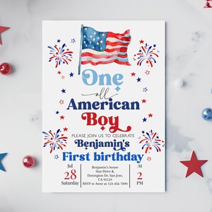 Op de afbeelding: Een patriottische uitnodiging met een Amerikaanse vlag, vuurwerk en sterren. De tekst luidt "One all American Boy" en kondigt Benjamin's eerste verjaardag op 28 juli om 14.00 uur aan. Het ontwerp gebruikt de kleuren rood, wit en blauw.