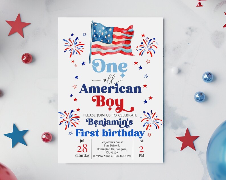 Op de afbeelding: Een patriottische uitnodiging met een Amerikaanse vlag, vuurwerk en sterren. De tekst luidt "One all American Boy" en kondigt Benjamin's eerste verjaardag op 28 juli om 14.00 uur aan. Het ontwerp gebruikt de kleuren rood, wit en blauw.