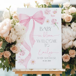 Baby in Bloom Baby Shower Willkommensschild Kokette Rosa Bogen Poster Frühlingsblume Blumen Blumen Aquarell Pink Ribbon Party Dekor Veranda EDITIERBAR AS28P