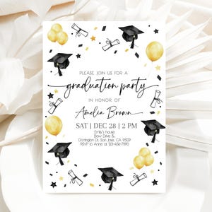 Invitación para fiesta de graduación con globos dorados y negros. Anuncio de graduación de secundaria, universidad, clase 2025. EDITABLE HL91K.