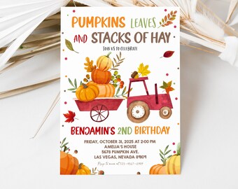 Op de afbeelding: Een rode tractor met een houten wagen vol pompoenen, bladeren en hooi. De tekst "Pumpkins Leaves and Stacks of Hay" staat bovenaan de uitnodiging. De tekst "Benjamin's 2nd Birthday" staat onderaan de uitnodiging. De uitnodiging is voor een verjaardagsfeest op vrijdag 31 oktober 2025 om 14:00 uur bij Amelia's House, 5678 Pumpkin Ave., Las Vegas, Nevada 89109.