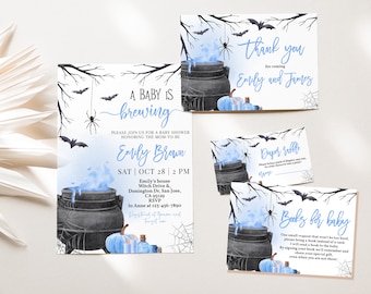 Op de afbeelding: Een baby shower uitnodiging met een Halloween thema. De uitnodiging toont een ketel met blauwe drank, vleermuizen, spinnen en pompoenen. De tekst luidt "A Baby Is Brewing" en bevat de datum, tijd en locatie van het evenement. De uitnodiging bevat ook de naam "Emily Brown" en een verzoek om RSVP.