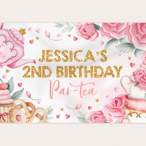 Peut inclure: Une bannière rose et dorée avec le texte "Jessica's 2nd Birthday Par-Tea" entourée de roses roses, de tasses à thé et de cupcakes.