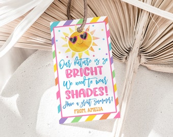 Op de afbeelding: Een kleurrijk kaartje met een zon die een zonnebril draagt en de tekst "Our future is so BRIGHT We need to wear SHADES! Have a great summer! FROM. AMELIA"