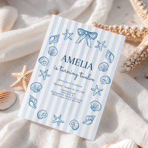 Puede incluir: Una tarjeta de invitación a rayas azules y blancas con el texto "AMELIA is turning twelve". La tarjeta está decorada con ilustraciones de conchas marinas y estrellas de mar azules. La invitación está rodeada de conchas marinas y estrellas de mar.