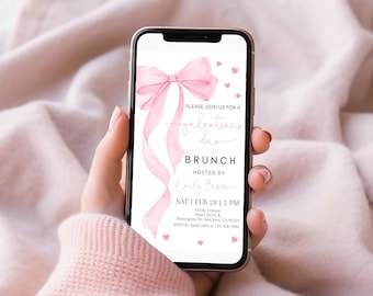 Op de afbeelding: Een smartphone toont een roze Galentine's Day brunch uitnodiging. Het ontwerp heeft een grote roze strik en linten, met kleine roze hartjes. De uitnodigingstekst bevat de datum, tijd en locatie.