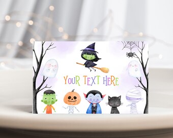 Puede incluir: Una tarjeta de Halloween imprimible con un fondo morado y una variedad de personajes de Halloween lindos, que incluyen una bruja, un fantasma, un vampiro, una momia, un Frankenstein y un gato negro. El texto "YOUR TEXT HERE" está impreso en el centro de la tarjeta.