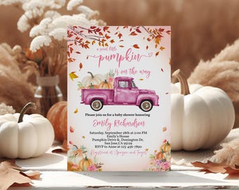 Puede incluir: Una invitación de baby shower rosa y blanca con una camioneta rosa que lleva calabazas y hojas de otoño. El texto dice "Un pequeño calabacín está en camino".