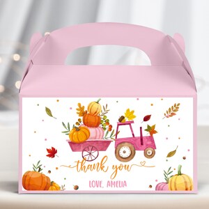 Può includere: Scatola portaconfetti rosa con un'etichetta bianca che mostra un'illustrazione ad acquerello di un trattore rosa che trasporta zucche. L'etichetta include anche il testo "grazie" e "LOVE, AMELIA".